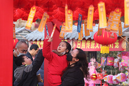 山东省日照市,元宵节里逛古镇猜灯谜,尽情感受中国传统文化魅力