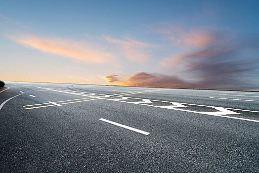 前景为空的道路地面和户外自然景观