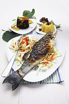 鲈鱼,烤制食品,海鲈,蔬菜,意大利