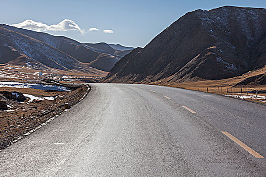 中国西部荒野道路