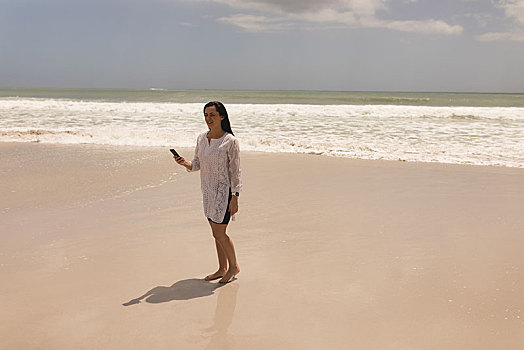 美女,打手机,海滩