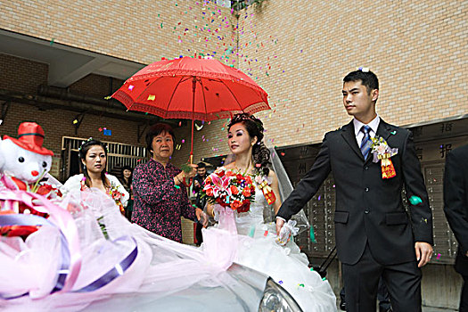 中式婚礼,新郎,新娘,离开,五彩纸屑,遮盖,红色,伞,装饰,汽车,前景