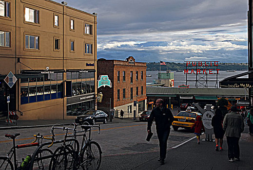派克市场pikepublicmarket是位于西雅图downtown海湾边的一个农贸市场,始于1907年,美国最古老的农贸市场,特别经营海鲜,水果和手工艺品等,如今占地九英亩的派克市场不仅是全美仍在经