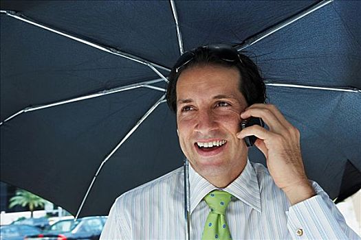 商务人士,交谈,手机,微笑,伞