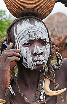 埃塞俄比亚,奥莫低谷,国家公园,金卡,摩西族,部族,女人,篮子,手机,沟通,涂绘,脸,传统文化