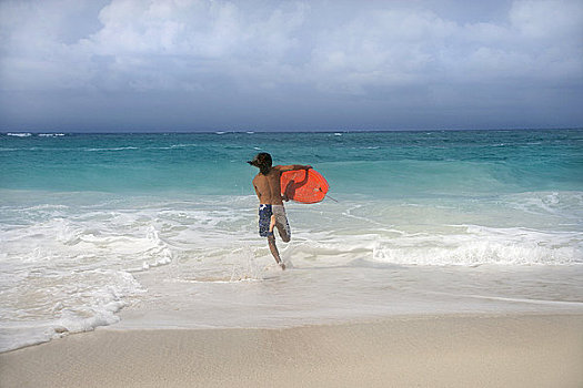 男人,冲浪板,跑,水,天堂岛,巴哈马,后视图
