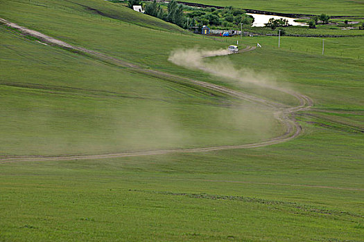 内蒙古呼伦贝尔额尔古纳根河湿地草原上奔驰的汽车