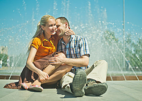 年轻,情侣,坐,靠近,城市,喷泉