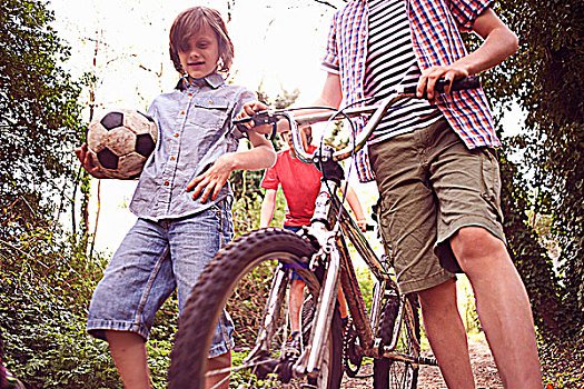 男孩,自行车,足球
