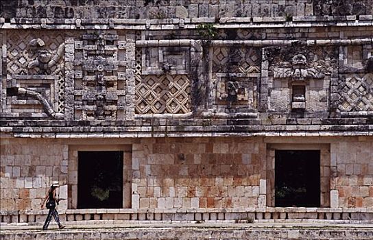 墨西哥,尤卡坦半岛,乌斯马尔,女性,旅游,走,方院,玛雅,场所,一个,最好,保存,展示,风格,建筑,山
