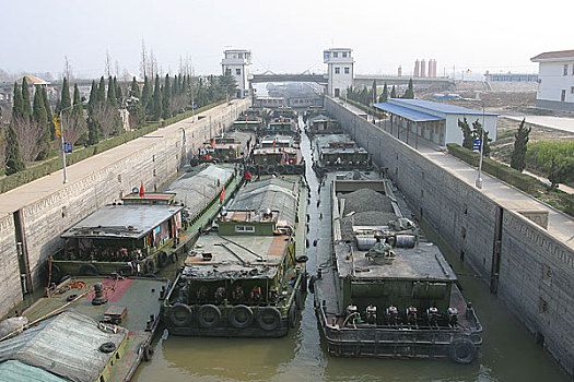 大运河江苏段,皂河船闸里准备过闸的船只