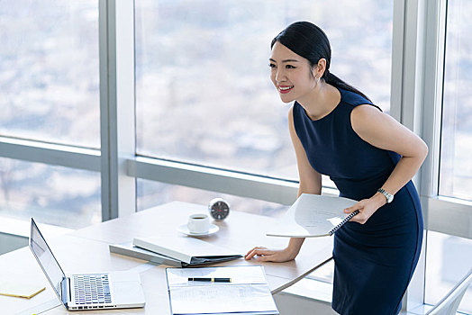 年輕商務女士辦公