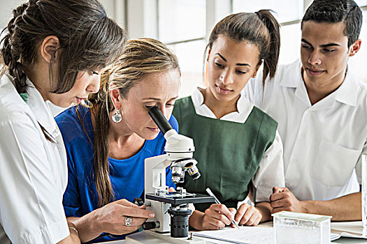 学生,看,教师,使用,显微镜,实验室