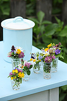小,玻璃花瓶,彩色,野花,苍白,蓝色,桌子