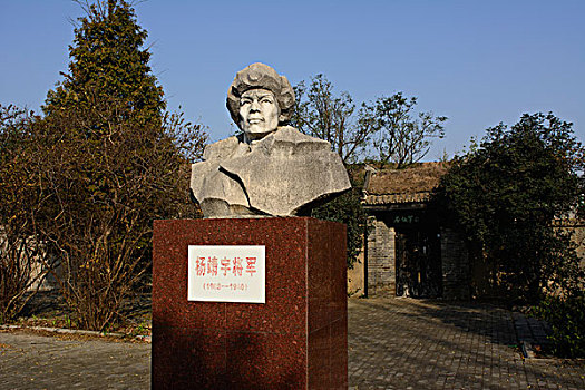 杨靖宇将军塑像