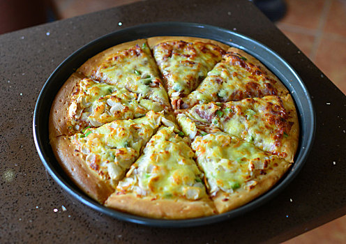 传统西餐铁盘中的法式培根披萨