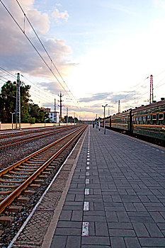 火车站台,铁轨和绿皮火车延伸向远方