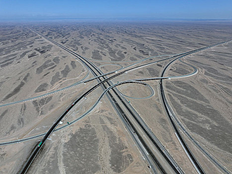 新疆哈密,航拍京新高速公路