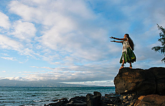 女人,草裙舞,跳舞,上面,沿岸,石头,穿,传统服装,毛伊岛,夏威夷,美国