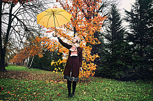 中年,女人,站立,公园,拿着,伞