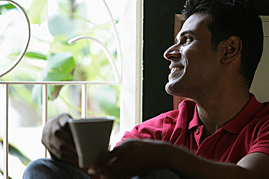 印度,男人,向窗外看,微笑,拿着,咖啡杯