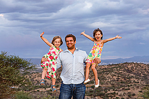 父亲,拿着,两个,女儿,手臂,温得和克,纳米比亚,非洲