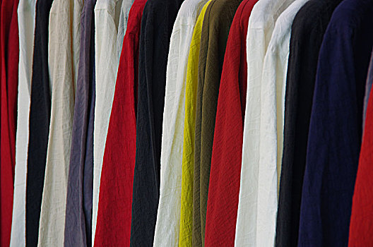 晾衣架上挂着的多种色彩的衣服