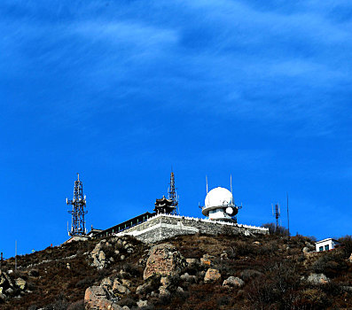 北京,郊区,百花山,户外,自然,白天,风景区,背景,外部,风景,白塔,铁塔,发射塔,信号塔,阳光,导航,雷达,傍晚,山顶,白云,蓝天