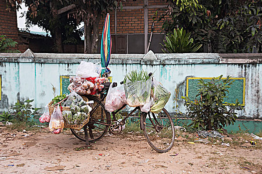 自行车,蔬菜,摊贩,停放,墙壁,挨着,市场,掸邦,缅甸