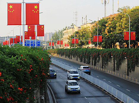 国旗灯笼高挂,武汉节日喜庆