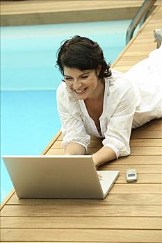 女人,斜,旁侧,游泳池,工作,笔记本电脑,上网冲浪,网恋,互联网,购买