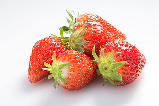 白底新鲜草莓