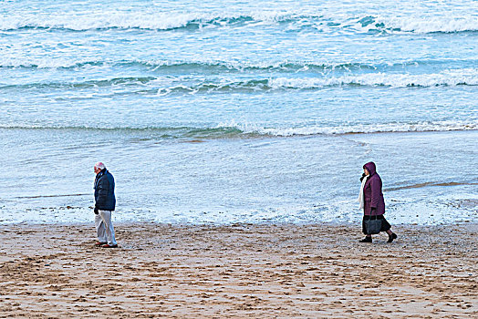 一个,男人,走,海滩,妻子,跟随,后面,纽基,康沃尔