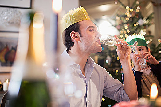 女儿,看,高兴,父亲,纸皇冠,喝,香槟,圣诞晚餐