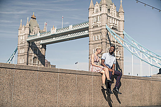 年轻,情侣,坐,墙壁,微笑,塔桥,背景,伦敦,英格兰,英国