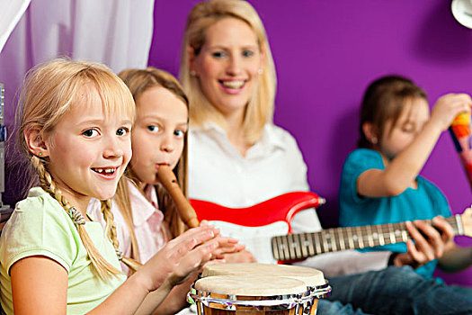 家庭,孩子,母亲,制作,练习,弹吉他,手鼓,笛子