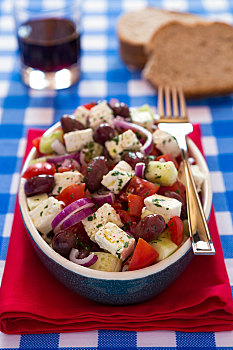 希腊沙拉,羊乳酪,橄榄,西红柿,黄瓜,洋葱,红酒,面包