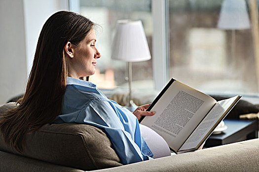 孕妇,坐,沙发,读,书本