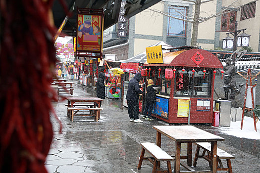 山东省日照市,游客踏雪逛美食街,感受不一样的元宵佳节