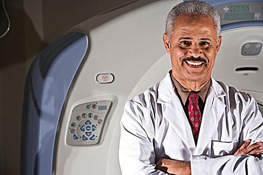 美国黑人,放射科医生,靠近,ct扫描,机器