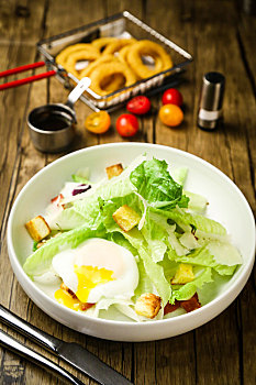 木桌子上的一盘鸡蛋蔬菜沙拉