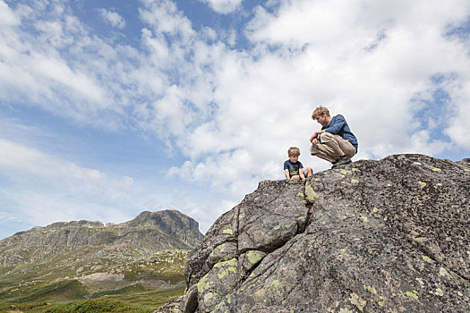 男孩,父亲,蹲,上面,岩石构造,仰视,奥普兰,北特伦德拉格,挪威