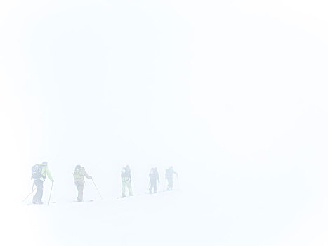 滑雪板玩家,攀登,斜坡,围绕,雾