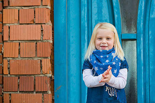 女孩,4岁,站立,正面,蓝色,门