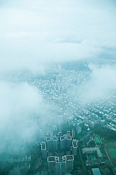 台湾台北市116大厦上眺望云雾中的台北市景