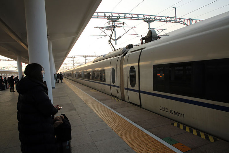 江苏省连云港:新年临近,高铁站人流如织_高清图片_全景视觉