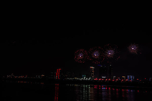 烟花,建筑群,河流,夜景,水,灯,节日