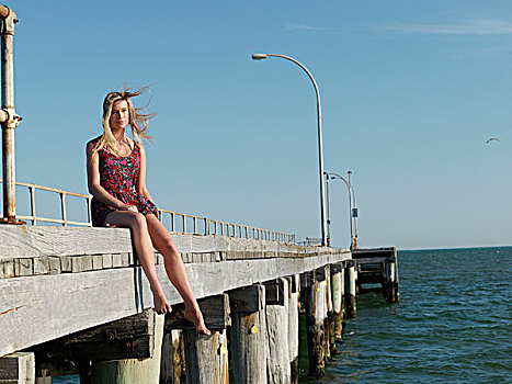 美女,坐,微风,码头,阿尔托纳,墨尔本,维多利亚,澳大利亚