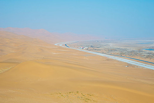 穿越腾格里沙漠的315省道