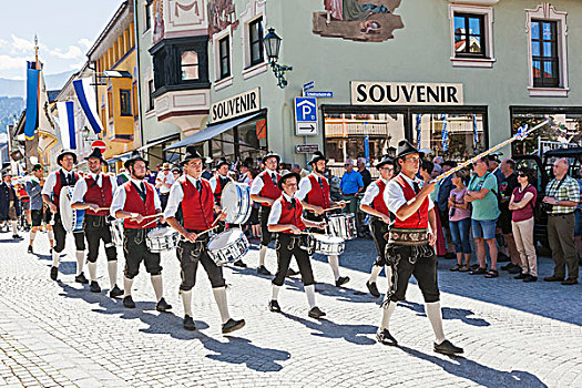 德国,巴伐利亚,加米施帕藤基兴,节日,军乐队,传统服装